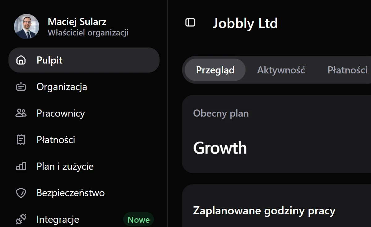 Panel aplikacji Jobbly Account w języku polskim i trybie ciemnym, pokazujący przegląd organizacji, wykorzystanie pracowników i działów, zaplanowane godziny pracy, analitykę przepracowanych godzin, rekordy pracowników oraz ogólne informacje o zarządzaniu personelem.