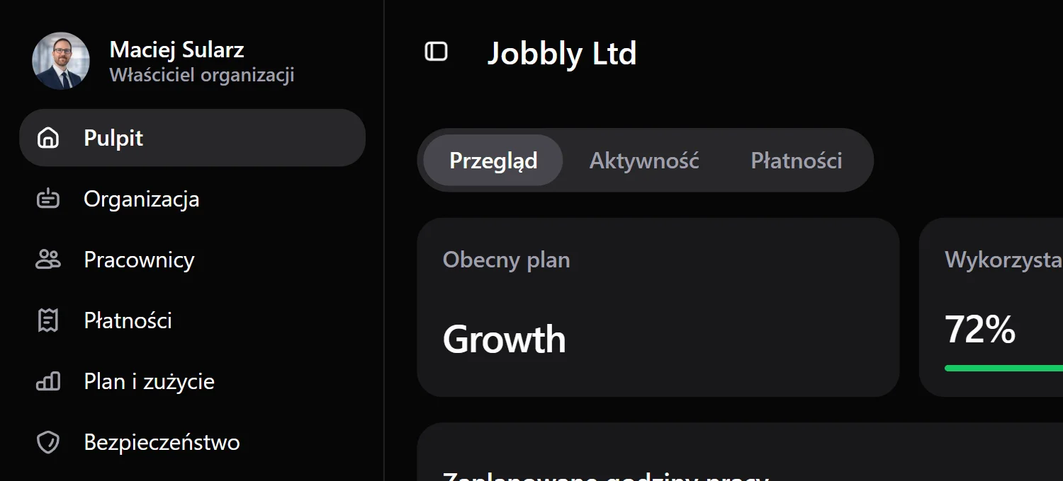 Panel aplikacji Jobbly Account w języku polskim i trybie ciemnym, pokazujący przegląd organizacji, wykorzystanie pracowników i działów, zaplanowane godziny pracy, analitykę przepracowanych godzin, rekordy pracowników oraz ogólne informacje o zarządzaniu personelem.