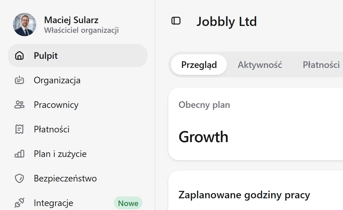 Panel aplikacji Jobbly Account w języku polskim i trybie jasnym, pokazujący przegląd organizacji, wykorzystanie pracowników i działów, zaplanowane godziny pracy, analitykę przepracowanych godzin, rekordy pracowników oraz ogólne informacje o zarządzaniu personelem.