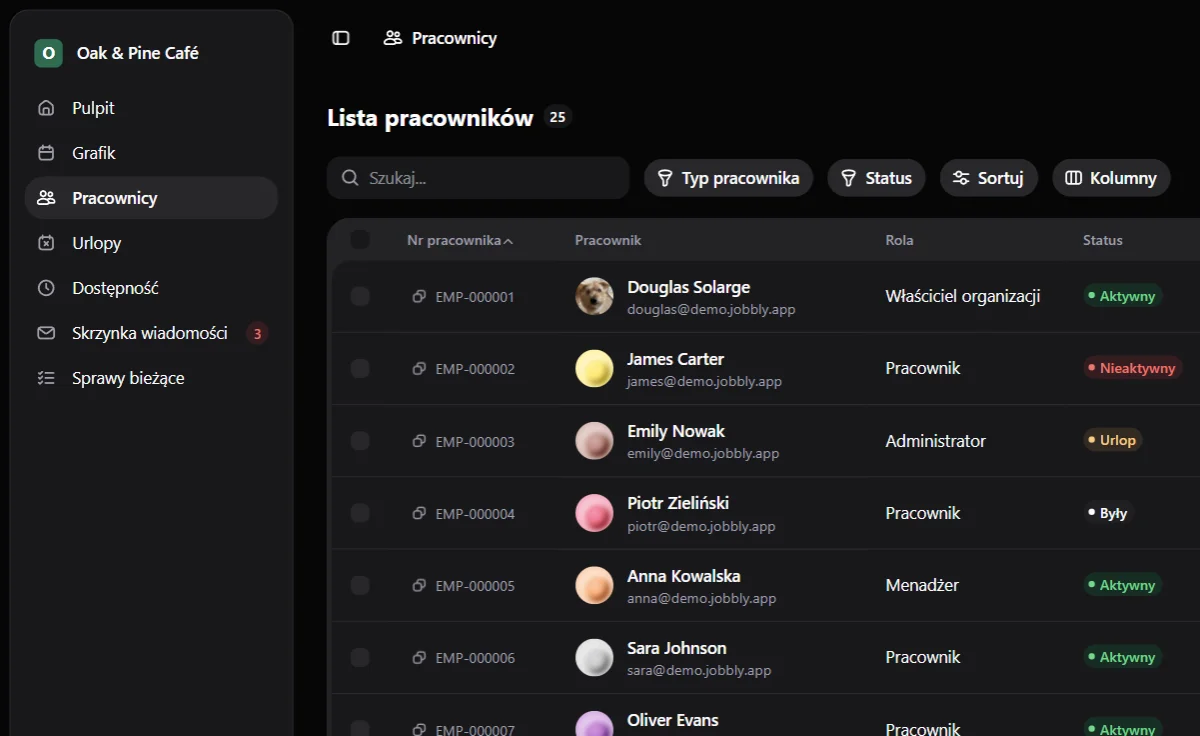 Katalog pracowników w aplikacji Jobbly Tenant w języku polskim i trybie ciemnym, pokazujący dedykowaną przestrzeń organizacji do zarządzania personelem z wyszukiwalnymi rekordami pracowników, numerami pracowników, rolami, statusami zatrudnienia, przypisaniem do działów, filtrami, sortowaniem, ustawieniami kolumn i paginacją.