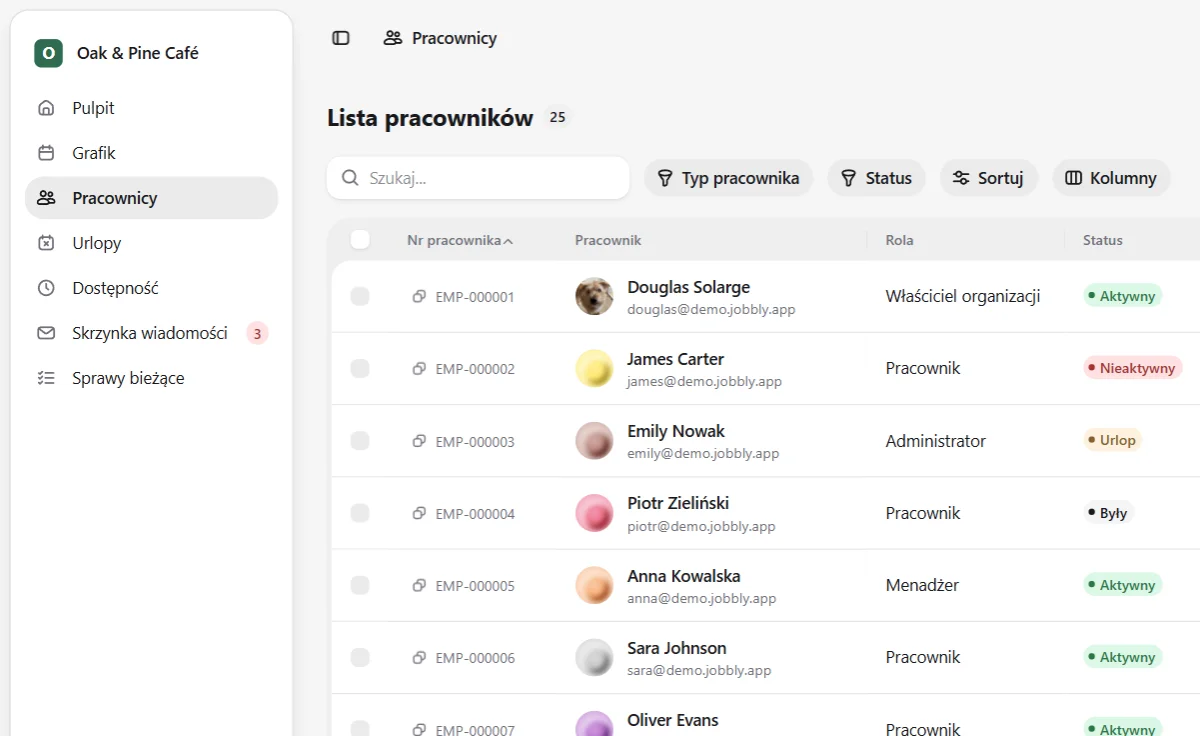Katalog pracowników w aplikacji Jobbly Tenant w języku polskim i trybie jasnym, pokazujący dedykowaną przestrzeń organizacji do zarządzania personelem z wyszukiwalnymi rekordami pracowników, numerami pracowników, rolami, statusami zatrudnienia, przypisaniem do działów, filtrami, sortowaniem, ustawieniami kolumn i paginacją.